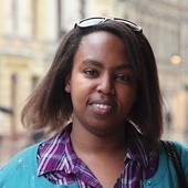 Francine Umutesi jest Rwandyjką, ale urodziła się i dorastała w Burundii. W czasie ludobójstwa w Rwandzie w 1994 r. zginęła większość jej rodziny. Przeżyła ona i rodzice. Dziś mieszka i pracuje w Łodzi