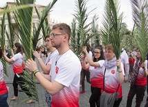 Polacy w procesji z palmami na placu św. Piotra
