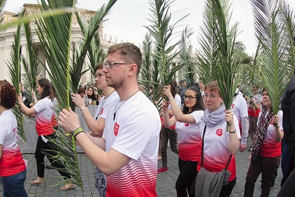 Polacy w procesji z palmami na placu św. Piotra
