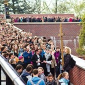  Razem ze swoimi księżmi, nauczycielami i rodzicami uczestniczyli  m.in. w Drodze Krzyżowej