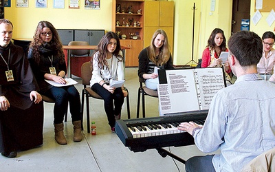  Ćwiczenie śpiewu na warsztatach muzycznych  