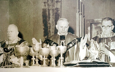  Od lewej: bp Ignacy Tokarczuk, kard. Karol Wojtyła i ks. Władysław Szubarga 