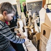  Wystarczy kilkanaście metrów tektury i świetny pomysł, by zamienić muzeum w miejsce tętniące dziecięcą radością