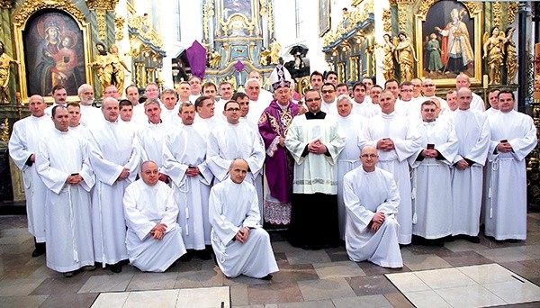  Nadzwyczajni szafarze Komunii św. diecezji łowickiej z bp. Andrzejem F. Dziubą i ks. Piotrem Jóźwiakiem, odpowiedzialnym za ich formację