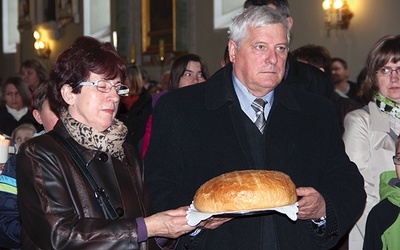  Podczas niedzieli ewangelizacyjnej do ołtarza przyniesiono m.in. chleb, piłkę i drzewko od „Gościa Łowickiego”