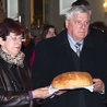  Podczas niedzieli ewangelizacyjnej do ołtarza przyniesiono m.in. chleb, piłkę i drzewko od „Gościa Łowickiego”