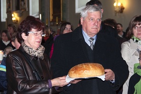  Podczas niedzieli ewangelizacyjnej do ołtarza przyniesiono m.in. chleb, piłkę i drzewko od „Gościa Łowickiego”
