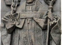 Płaskorzeźba abp. Leona Wałęgi w tarnowskiej katedrze