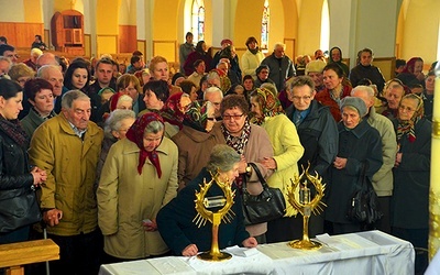  Ucałowanie relikwii św. s. Faustyny i bł. Jana Pawła II przez parafian z Ropy