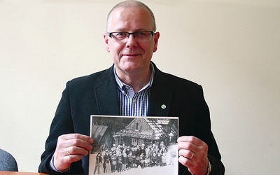  Krzysztof Bywalec pokazuje jedno z archiwalnych zdjęć (Wisła-Czarne, początek lat 80. ub. wieku)