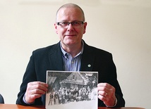  Krzysztof Bywalec pokazuje jedno z archiwalnych zdjęć (Wisła-Czarne, początek lat 80. ub. wieku)