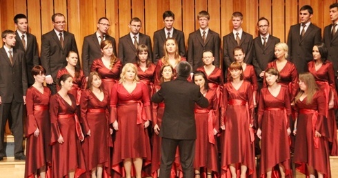 Chór Akademii Techniczno-Humanistycznej w Bielsku-Białej śpiewa pod dyrekcją dr. Jana Borowskiego