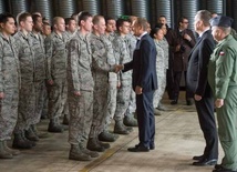 Tusk spotkał się z żołnierzami USA