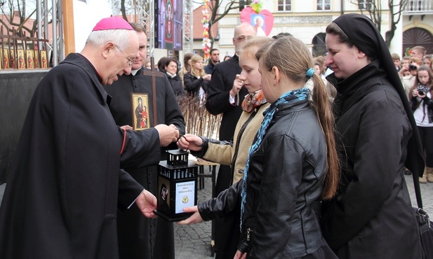 Przekazanie Kanonanizacyjnej Iskry Bożego Miłosierdzia i replik symboli ŚDM