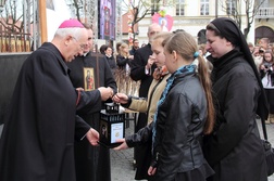 Przekazanie Kanonanizacyjnej Iskry Bożego Miłosierdzia i replik symboli ŚDM