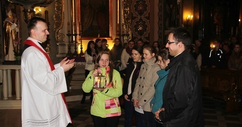 Delegacje parafii dekanatu jawiszowickiego odebrały Iskrę Miłosierdzia w sanktuarium Chrystusa Cierpiącego w Bielanach