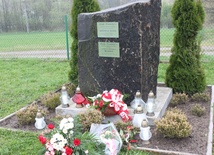 O zbrodni katyńskiej przypomina pamiątkowy obelisk