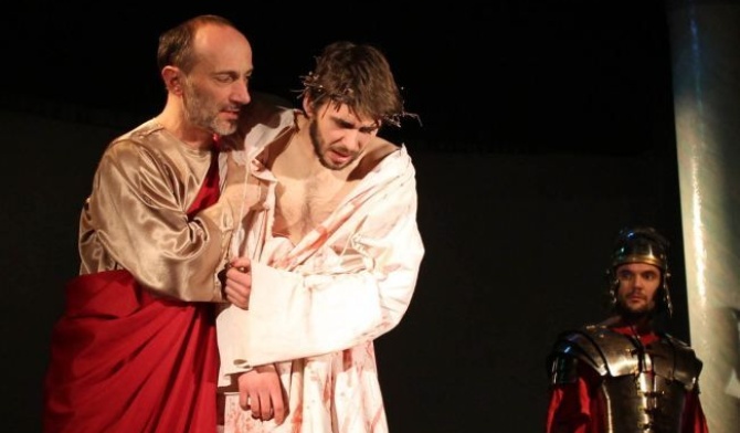 Jezus przed namiestnikiem. W postać Piłata wcielił się aktor Mariusz Kozubek, założyciel gliwickiego Teatru A
