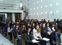 118 gimnazjalistów, 9 nauczycieli i 2 księży wzięło udział w pielgrzymce do MB Jazłowieckiej w Szymanowie