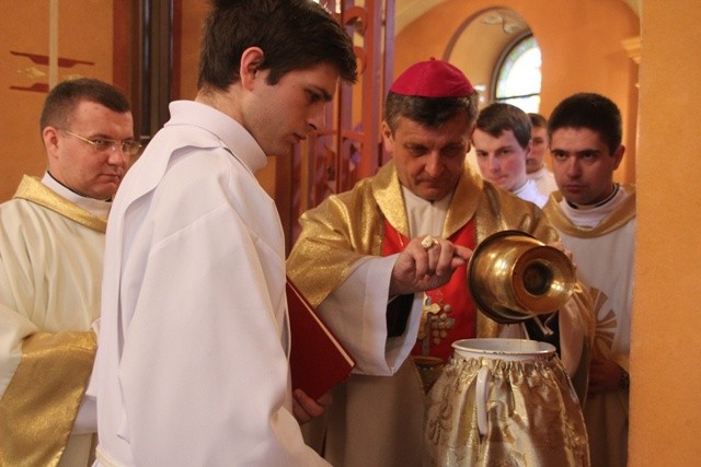 Podczas tej Eucharystii bp Roman Pindel poświęcił olej Krzyżma św.