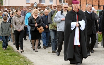 Modlą się na ulicy dzięki biskupowi