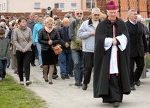Modlą się na ulicy dzięki biskupowi