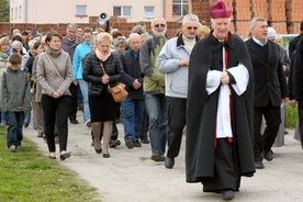 Modlą się na ulicy dzięki biskupowi