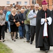 Modlą się na ulicy dzięki biskupowi