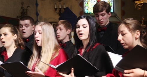 W pasyjnym koncercie wzięło udział 370 chórzystów