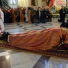 Liturgia Wielkiego Piątku rozpoczyna się modlitwą zanoszoną w postawie leżenia krzyżem