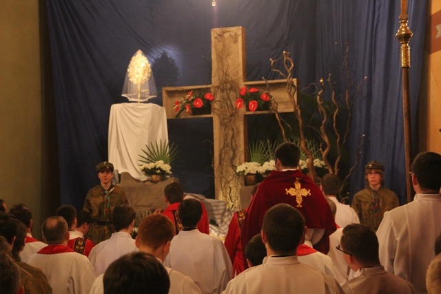 Pod krzyżem w Wielki Piątek w katedrze