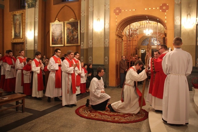 Pod krzyżem w Wielki Piątek w katedrze