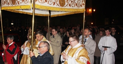 - Prawdą o Chrystusie Zmartwychwstałym trzeba się dzielić - rezurekcyjna procesja wokół katedry św. Mikołaja w Bielsku-Białej
