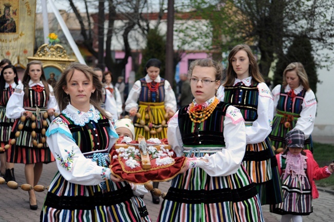 Procesja rezurekcyjna i "Wielkanocna Baba" w Opocznie