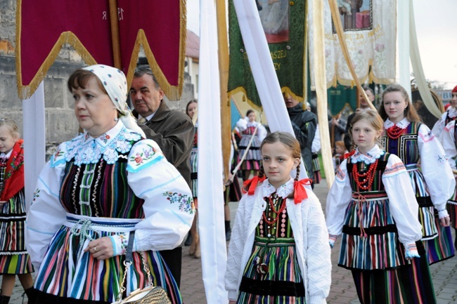 Procesja rezurekcyjna i "Wielkanocna Baba" w Opocznie