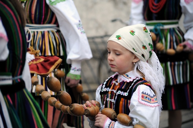 Procesja rezurekcyjna i "Wielkanocna Baba" w Opocznie