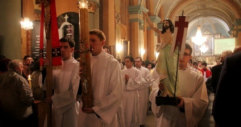 Liturgię Wigilii Paschalnej w katedrze św. Mikołaja zakończyła procesja rezurekcyjna wokół katedry