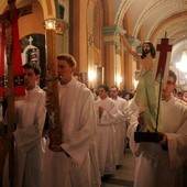 Liturgię Wigilii Paschalnej w katedrze św. Mikołaja zakończyła procesja rezurekcyjna wokół katedry