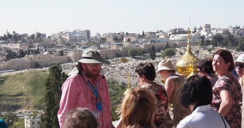 Stanisław Lipnicki w drodze po Jerozolimie z grupą pielgrzymów z Mazańcowic