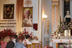 Modlitewne czuwania na Kaplicówce odbywają się przed wizerunkiem Królowej Różańca Świętego, a także porteretem bł. Jana Pawła II