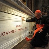 Przy grobie papieża