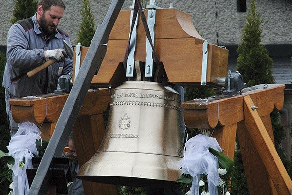  Montaż zawieszenia dla „prawdopodobnie najlepszego dzwonu w historii polskiego ludwisarstwa” –  Czernica k. Rybnika, 15 kwietnia