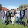 Zdzisław Pytka (pierwszy z lewej) ma czas dla uczniów również po lekcjach
