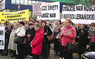 Protestująca przed praską kurią grupa wiernych z parafii w Jasienicy chce powrotu ks. Lemańskiego