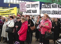 Protestująca przed praską kurią grupa wiernych z parafii w Jasienicy chce powrotu ks. Lemańskiego