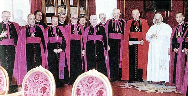  8 października 1962 r. Jan XXIII przyjmuje kard. Wyszyńskiego i polskich biskupów przed rozpoczęciem soboru. Pierwszy z lewej bp Karol Wojtyła