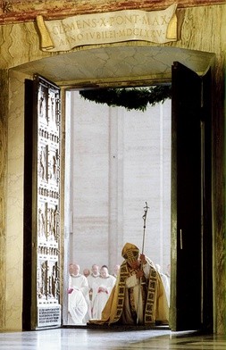 6.01.2001. Jan Paweł II zamyka Święte Drzwi bazyliki św. Piotra, kończąc Rok Jubileuszowy 2000
