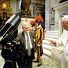Bazylika św. Piotra, 25.05.2000. Naukowcy prezentują  Janowi Pawłowi II teleskop