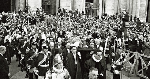 Pogrzeb Jana XXIII był pierwszym w historii papiestwa wydarzeniem globalnym, relacjonowanym przez media na całym świecie 