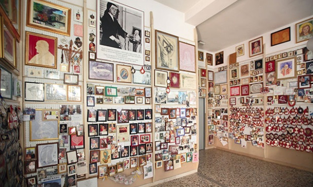 Sotto il Monte, Muzeum  Domu Rodzinnego Jana XXIII.  Wśród listów z prośbami  i podziękowaniami  za wstawiennictwo widać portret cudownie uzdrowionej szarytki